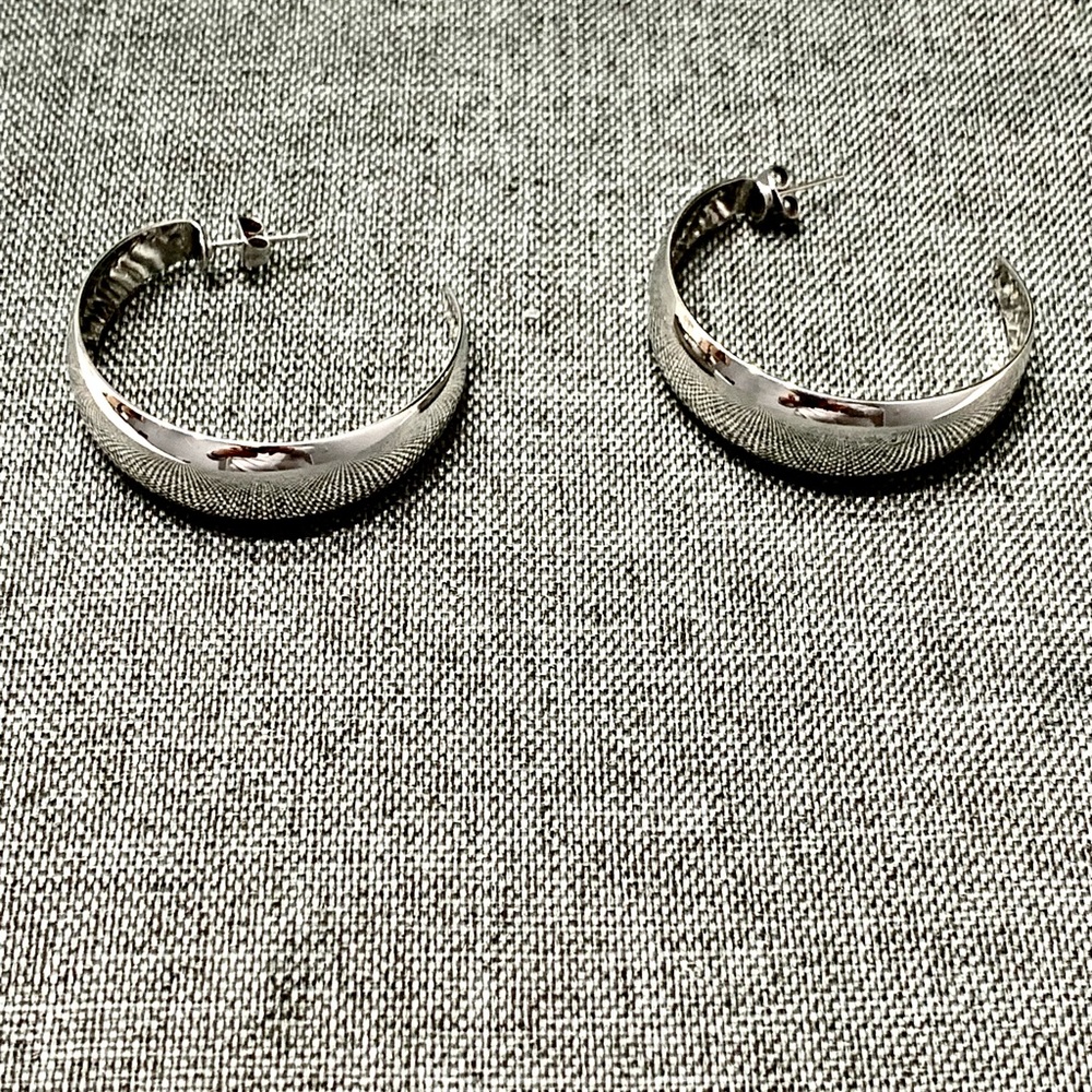 Big loops earrings in excellent conditions.
